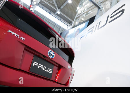 Tokio, Japan. 9. Dezember 2015. Die neue 4. Generation Prius auf dem Display während einer Auftaktveranstaltung des Toyota City Showcase am 9. Dezember 2015, Tokio, Japan. Das Hybrid-Fahrzeug ist das erste Modell, der Toyota neue globale Architektur (TNGA) hilft es um einen Kraftstoffverbrauch von bis zu 40,8 km zu erreichen zu integrieren/l. oben auf den Modellen gehören Toyotas Sicherheit Sinn P-Technologie, die hilft, um Gefahren zu erkennen. Bildnachweis: Aflo Co. Ltd./Alamy Live-Nachrichten Stockfoto