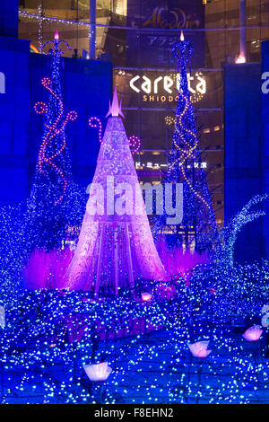 Weihnachtsbeleuchtung auf dem Display an der Caretta 2015 '' Canyon d' Azur'' Lichtershow im Shiodome am 9. Dezember 2015, in Tokio, Japan. Die Caretta-Beleuchtung feiert sein 10-jähriges Jubiläum in diesem Jahr mit einer nächtlichen Show von 270.000 LED-Leuchten im Shiodome von 17:00 bis 23:00. Die Beleuchtung bleibt im Ort bis zum Valentinstag und sind ein beliebtes nach fünf Datum Ort für Tokio Paare. © Rodrigo Reyes Marin/AFLO/Alamy Live-Nachrichten Stockfoto