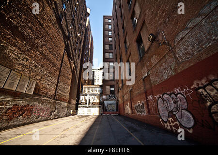 Sonne fallen ins Hinterhof eines Gebäudes in New York City, Sackgasse Stockfoto