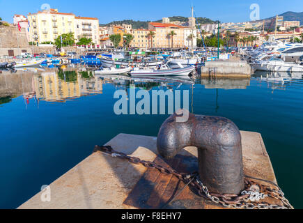 Poller großen verrosteten Liegeplatz im alten Hafen von Ajaccio, Korsika, Frankreich Stockfoto