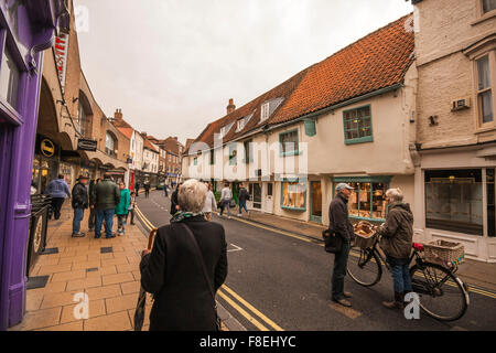 Eine Ansicht des ältesten, eine Straße in der Stadt von York zeigt Fußgänger und Menschen standen im Chat Stockfoto