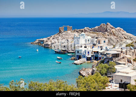 Traditionellen Fischerhäuser mit beeindruckenden Boot Unterstände, auch bekannt als "Syrmata" in Firopotamos von Milos, Griechenland Stockfoto