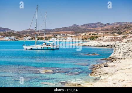 Boote in das smaragdgrüne Wasser des Prassa in Kimolos, Griechenland Stockfoto