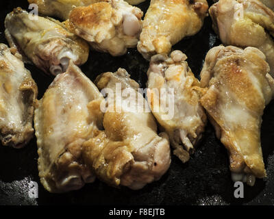 7. Dezember 2015 - Fried Chicken wings in Pfanne eingebraten © Igor Golovniov/ZUMA Draht/Alamy Live News Stockfoto