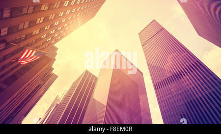 Vintage stilisierte Foto Wolkenkratzer in Manhattan bei Sonnenuntergang, New York City, USA. Stockfoto