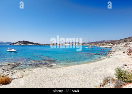 Boote in das smaragdgrüne Wasser des Prassa in Kimolos, Griechenland Stockfoto