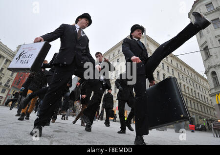 Brno, Tschechische Republik. 7. Januar 2015. Fans der britischen Comedy-Gruppe Monty Python sind bei ungewöhnlichen März anlässlich des internationalen Silly Walk in Brno, Tschechische Republik, 7. Januar 2015 gesehen. © Vaclav Salek/CTK Foto/Alamy Live-Nachrichten Stockfoto