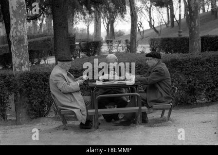 Madrid, Spanien. Kartenspieler. 1993 drei Männer zahlen Karten in einem Garten im Zentrum von Madrid. Stockfoto