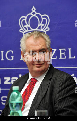Dolni Rychnov, Tschechische Republik. 15. April 2015. Tschechischer Präsident Milos Zeman (im Bild) besucht die Niederlassung der deutschen Porzellanmanufaktur Konig-Porzellan in Dolni Rychnov, Tschechische Republik, 15. April 2015. © Slavomir Kube es/CTK Foto/Alamy Live-Nachrichten Stockfoto