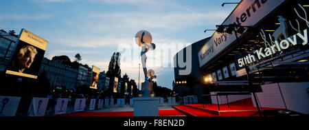 Karlovy Vary, Tschechien. 7. Juli 2015. Abendstimmung bei dem 50. internationalen Filmfestival in Karlovy Vary, Tschechische Republik, 7. Juli 2015. © Vit Simanek/CTK Foto/Alamy Live-Nachrichten Stockfoto