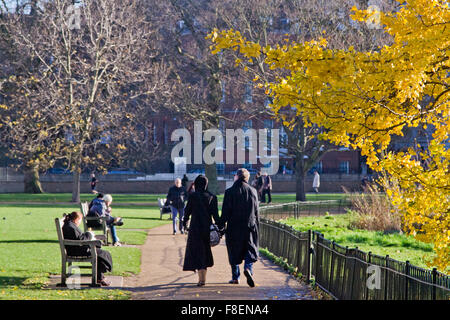 London, UK. 9. Dezember 2015. Menschen wandern im St. James Park an einem sonnigen kalten Dezembertag Credit: Amer Ghazzal/Alamy Live-Nachrichten Stockfoto
