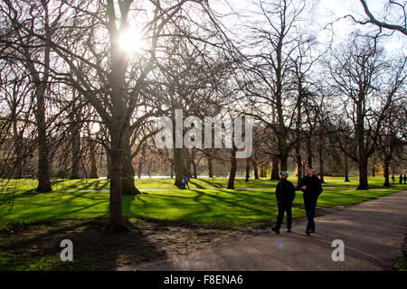 London, UK. 9. Dezember 2015. Menschen wandern im St. James Park an einem sonnigen kalten Dezembertag Credit: Amer Ghazzal/Alamy Live-Nachrichten Stockfoto