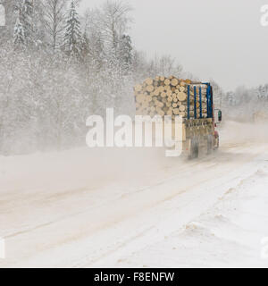 Logging Truck auf Winterdienst Stockfoto
