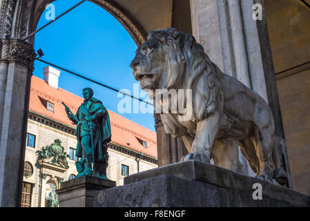 Löwen-Statue vor der Feldherrnhalle am Odeonsplatz, München Stockfoto