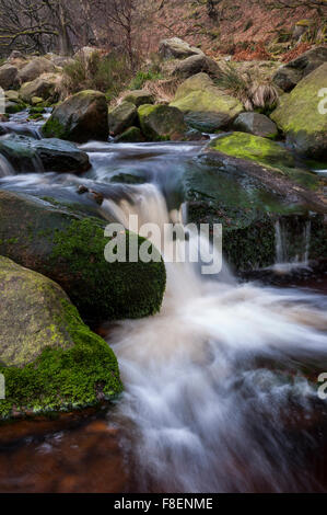 Wasserfall bei mittleren schwarzen Clough, Woodhead, Derbyshire, England. Stockfoto