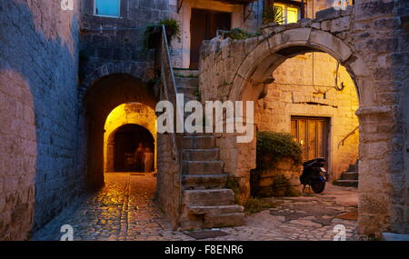 Trogir bei Nacht, Kroatien Stockfoto