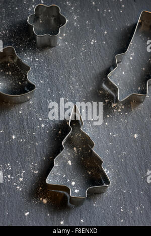 Weihnachten-Backen-Tools auf Schiefer Tisch Stockfoto