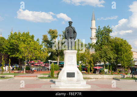 Ägypten, Zuge, Edirne, Atatürk-Statue, Dahinter Minarett der Selimiye Moschee Stockfoto