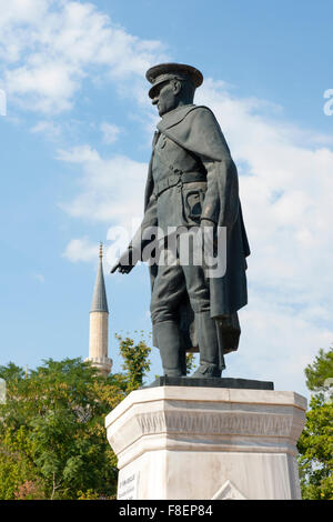 Ägypten, Zuge, Edirne, Atatürk-Statue, Dahinter Minarett der Üc Serefli Camii Stockfoto