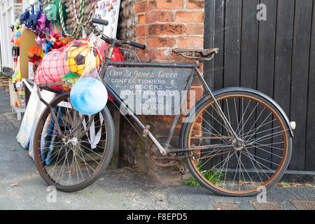 Alten Austräger schwarzes Fahrrad verwendet als Werbung Merkmal außerhalb ein Lebensmittelgeschäft in Southwold, Suffolk England Stockfoto