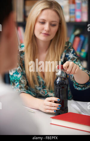 Teenager Studentin mit Flasche Limonade In der Klasse Stockfoto