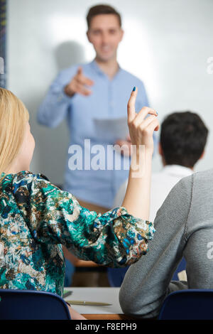 Lehrer, die Frage der Schülerinnen und Schüler im Klassenzimmer Stockfoto