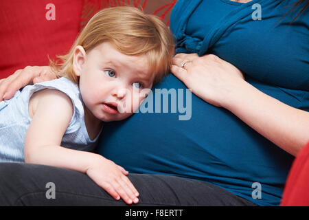 Junges Mädchen schwanger Mutter Bauch hören Stockfoto