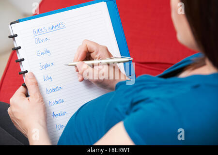 Schwangere Mutter Wahl Namen für ungeborenes Kind Mädchen Stockfoto