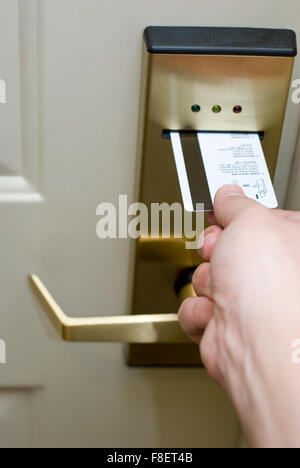 Foto der Person die Hand Einfügen einer Key-Card in ein elektronisches Türschloss Sicherheit um die Tür zu entriegeln. Stockfoto