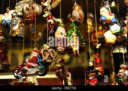 München, Deutschland. 8. Dezember 2015. Christbaumschmuck sind für den Verkauf eines Händlers stand auf dem Weihnachtsmarkt München in München, Deutschland, 8. Dezember 2015. Foto: CHRISTINA SABROWSKY/Dpa/Alamy Live News Stockfoto