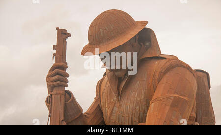 Nahaufnahme von der Denkmal-Skulptur des Künstlers Ray Lonsdale eines Krieges müden Soldaten von WW1 namens Tommy bei Seaham,Co.Durham Stockfoto