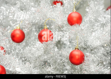 Roten Kugeln auf Silber künstlicher Weihnachtsbaum Stockfoto