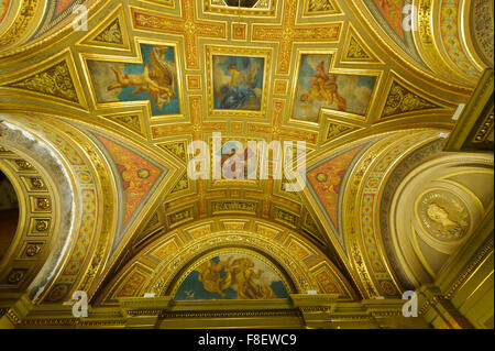 Die schöne Decke des Foyers in der ungarischen Staatsoper in Budapest, Ungarn. Stockfoto