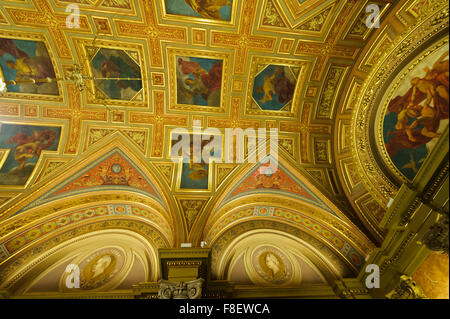 Die schöne Decke des Foyers in der ungarischen Staatsoper in Budapest, Ungarn. Stockfoto