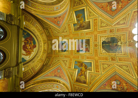 Die schöne Decke des Foyers in der ungarischen Staatsoper in Budapest, Ungarn. Stockfoto