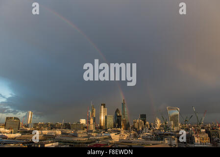 London, UK. 8. Dezember 2015. Ein lebendige doppelter Regenbogen Lichtbögen über den Wolkenkratzern in der City of London als einen starken Regen Sturm fegt durch die britische Hauptstadt. Bildnachweis: Gary Eason/Alamy Live-Nachrichten Stockfoto