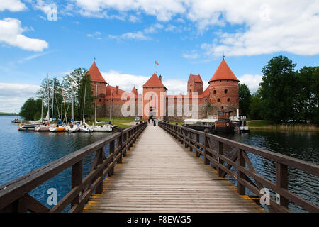 Brücke in Trakai Burg über dem See Galve Stockfoto