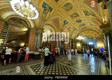 Das schöne Foyer der ungarischen Staatsoper in Budapest, Ungarn. Stockfoto