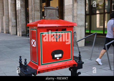 Eine rote Metall Briefkasten auf dem Bürgersteig in Budapest, Ungarn. Stockfoto