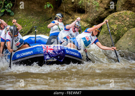 Australian open, Frauen Team beim Sprint-Rennen-Kategorie auf Rafting-Weltmeisterschaft 2015. Stockfoto