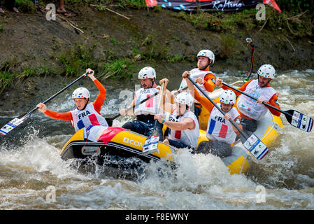 Die French open, Männer Team mit einem weiblichen Sparren auf Boot in Aktion während Sprint-Rennen-Kategorie auf Rafting-Weltmeisterschaft 2015. Stockfoto