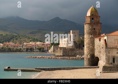 Ansicht von Collioure, Roussillon, Südfrankreich, mit einem Sturm in den Bergen Stockfoto