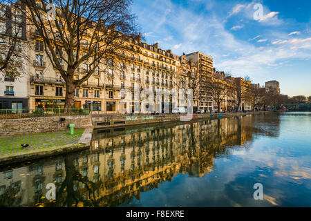 Gebäuden reflektiert in Canal Saint-Martin in Paris, Frankreich. Stockfoto