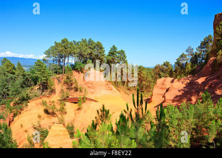 Les Ocres du Roussillon, Ochrers rote Rock Formation Fußweg. Naturpark Luberon, Provence Cote Azur, Frankreich Stockfoto