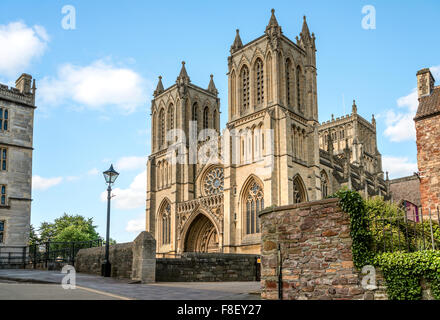 Die Kathedrale der Heiligen und ungeteilten Dreifaltigkeit, auch bekannt als Bristol Cathedral, am College Green, Somerset, England Stockfoto