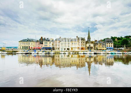 Honfleur berühmte Dorf Skyline und den Hafen mit Reflexion. Normandie, Frankreich, Europa. Stockfoto