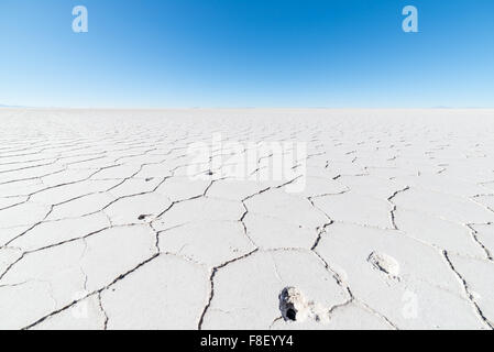 Weitwinkel-Blick auf die Welt berühmte Uyuni Salz flach, unter das wichtigste Reiseziel in den bolivianischen Anden. Nahaufnahme Stockfoto