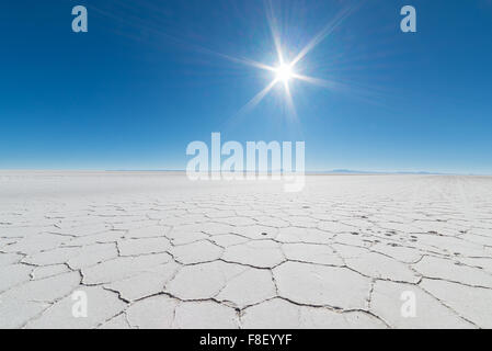 Weitwinkel-Blick auf die Welt berühmte Uyuni Salz flach, unter das wichtigste Reiseziel in den bolivianischen Anden. Nahaufnahme Stockfoto