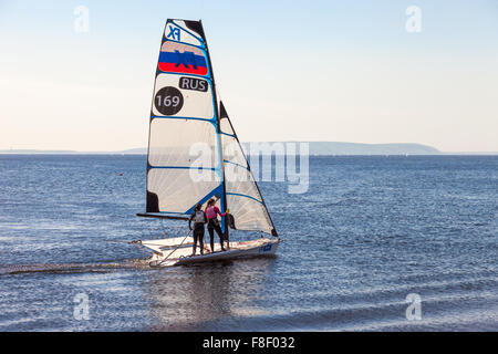 Zwei Mädchen laufen Sport Segeln an der Wolga im sonnigen Tag Stockfoto