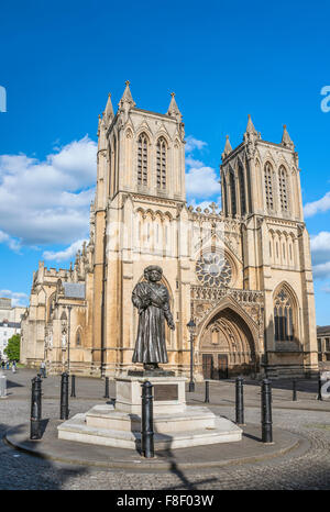Die Kathedrale-Kirche der Heiligen und ungeteilten Dreifaltigkeit, auch Bristol Cathedral, am College Green, mit Statue von Ram Mohan Roy. Stockfoto